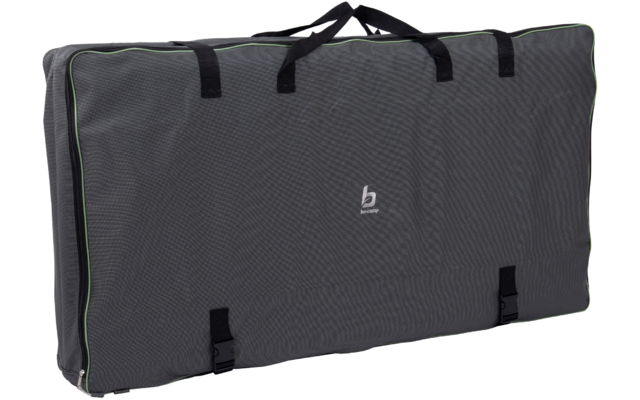 Graue rechteckige Transporttasche mit zwei oberen Tragegriffen, Reißverschluss, grünem Paspel entlang der Kante, zwei Schnallen unten und weißem Logo in der Mitte