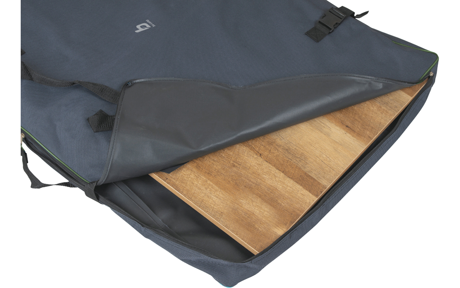 Geöffnete dunkelblaue Tasche mit einem teilweise sichtbaren Holzbrett