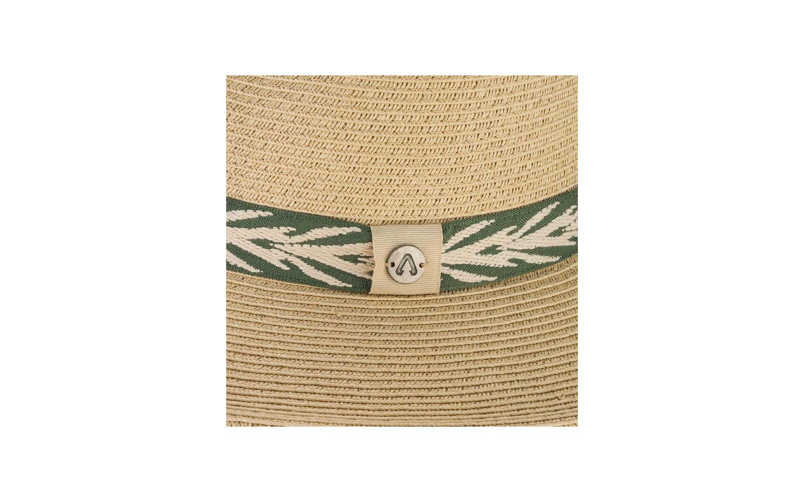 Beige geflochtener Strohhut mit grün-weißem Stoffband und rundem Metallknopf an einer Lasche