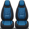Zwei nebeneinander stehende Autositze mit schwarzen Außenrändern, blauen Stoffeinsätzen, sichtbaren Ziernähten und Kopfstützen