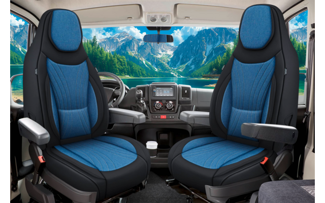 Innenraum eines Fahrzeugs mit zwei blauen Vordersitzen mit Armlehnen, Lenkrad, Armaturenbrett und großem Fenster mit Bergen und See