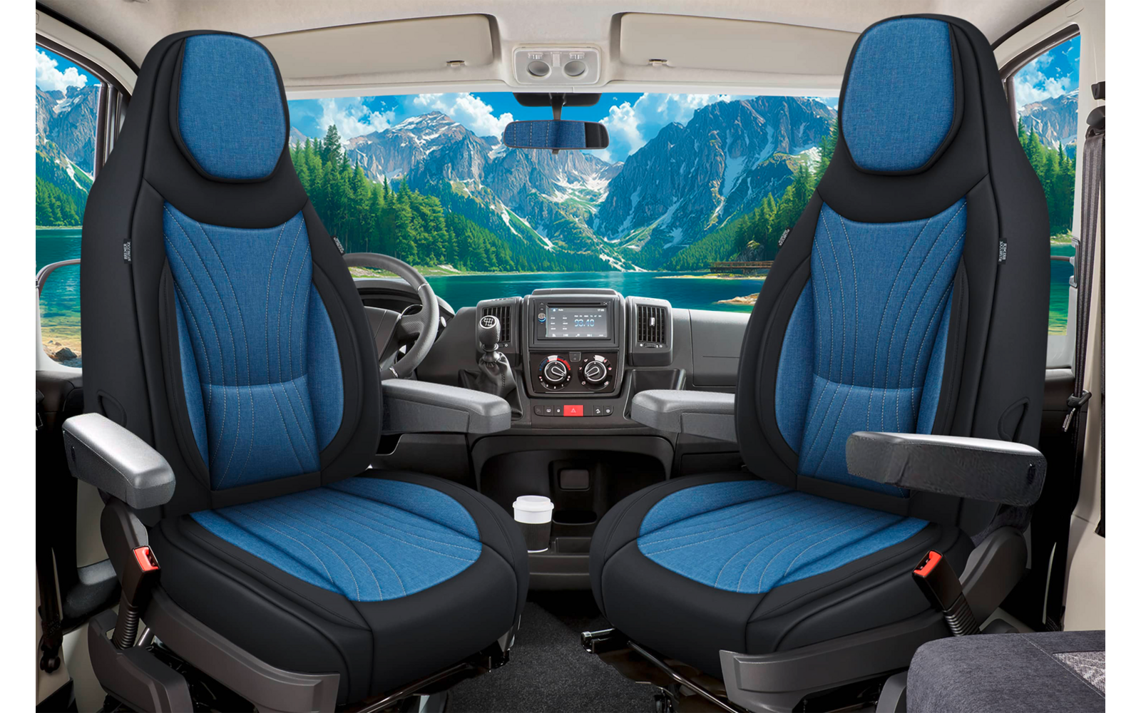 Innenraum eines Fahrzeugs mit zwei blauen Vordersitzen mit Armlehnen, Lenkrad, Armaturenbrett und großem Fenster mit Bergen und See
