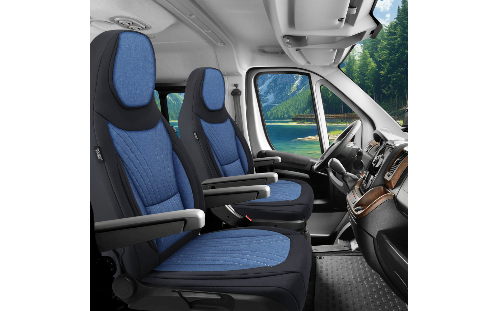 Innenraum eines Fahrzeugs mit zwei blauen Sitzen, Armlehnen, Lenkrad, Armaturenbrett und seitlichem Fenster mit Blick auf See, Berge und Wald