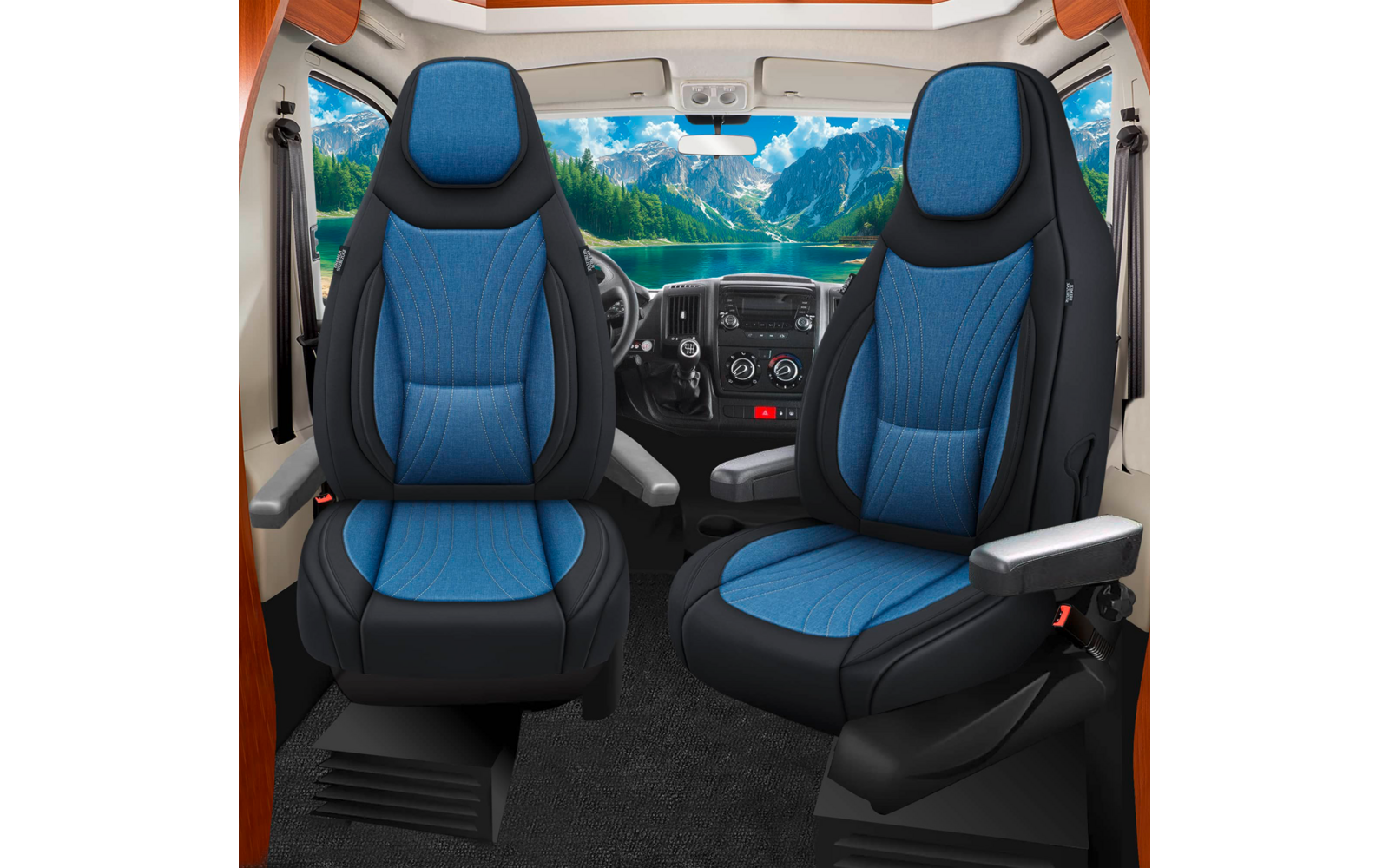 Innenraum eines Fahrzeugs mit zwei blauen Vordersitzen mit Armlehnen, Lenkrad und Armaturenbrett; durch die Windschutzscheibe sichtbar: ein Bergsee, Bäume und Berggipfel unter blauem Himmel
