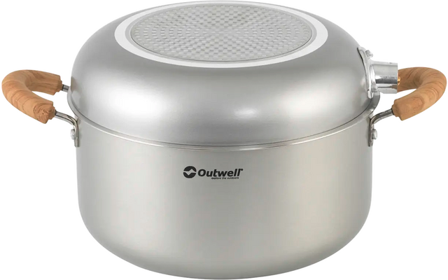 Een zilveren kookpan met deksel en twee bruine handvatten