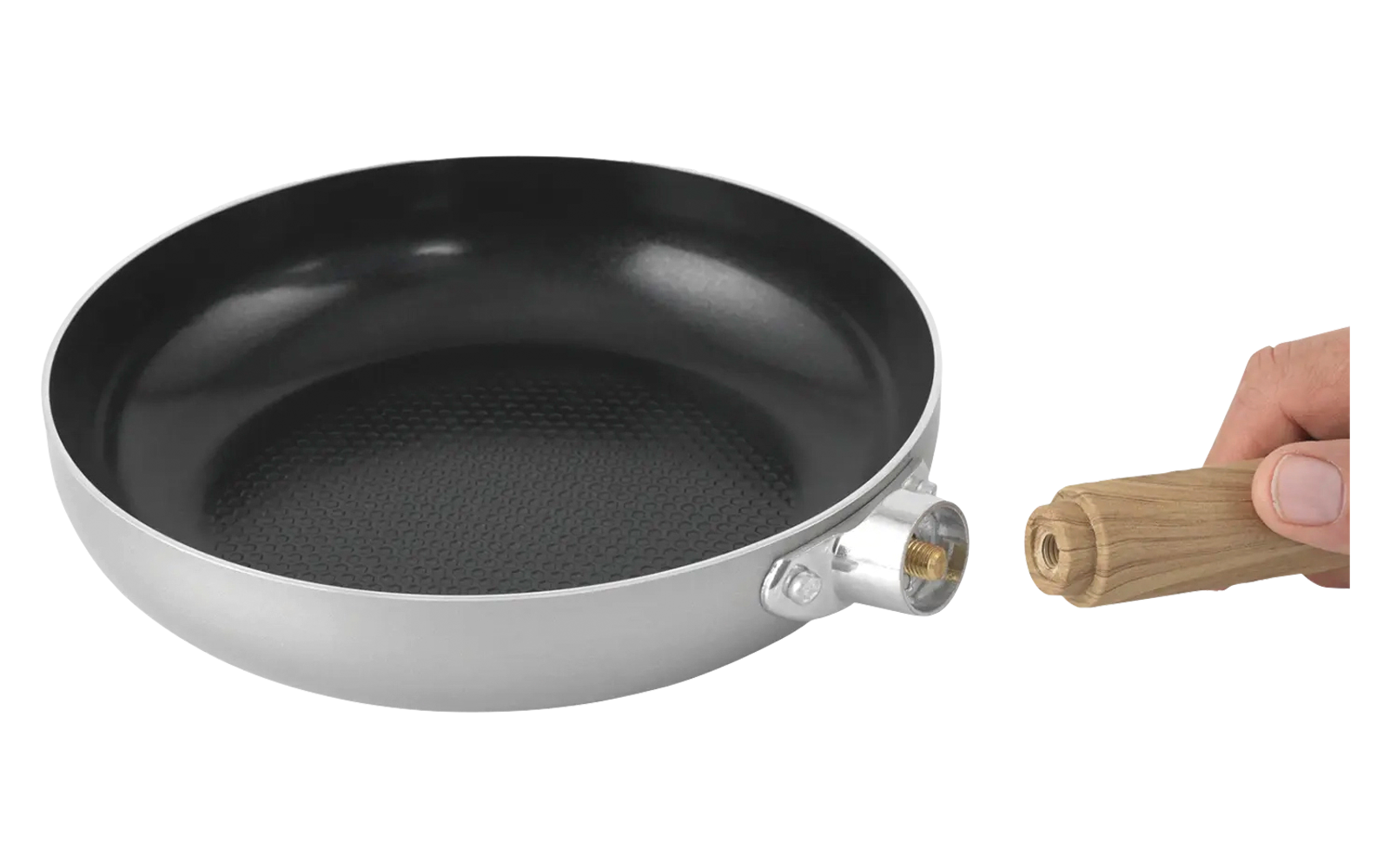 Hand houdt een spatel boven een grijze pan met houten handvat