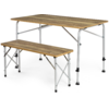 Table rectangulaire et banc assorti avec plateaux à veinure bois claire-foncée, pieds métalliques argentés à entretoises en croix et embouts plastiques noirs sur fond blanc