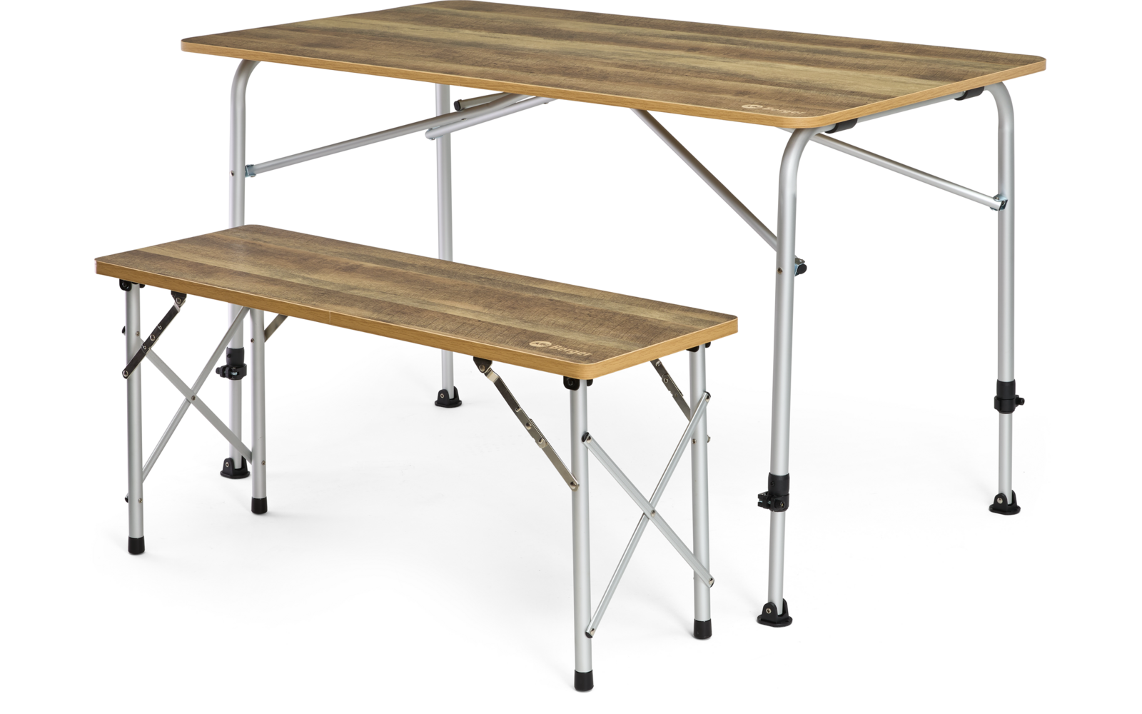 Table rectangulaire et banc assorti avec plateaux à veinure bois claire-foncée, pieds métalliques argentés à entretoises en croix et embouts plastiques noirs sur fond blanc