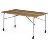 Table rectangulaire avec plateau en bois brun clair, pieds métalliques argentés avec barres transversales et embouts de pieds noirs, sur fond blanc