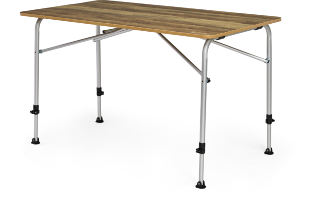 Table rectangulaire avec plateau couleur bois, quatre pieds métalliques argentés, embouts en plastique noir, barres transversales et renfort diagonal sur fond blanc
