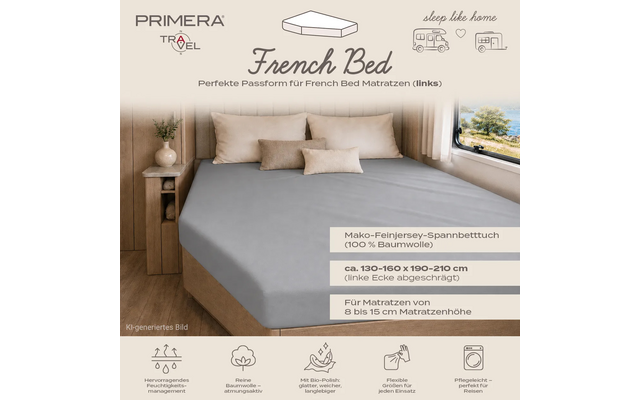 Bed met grijs hoeslaken, drie beige kussens, houten zijwand met plank en vaas, raam met landschap, zichtbare productteksten en merknamen 'French Bed' en 'PRIMERA TRAVEL' en pictogrammen