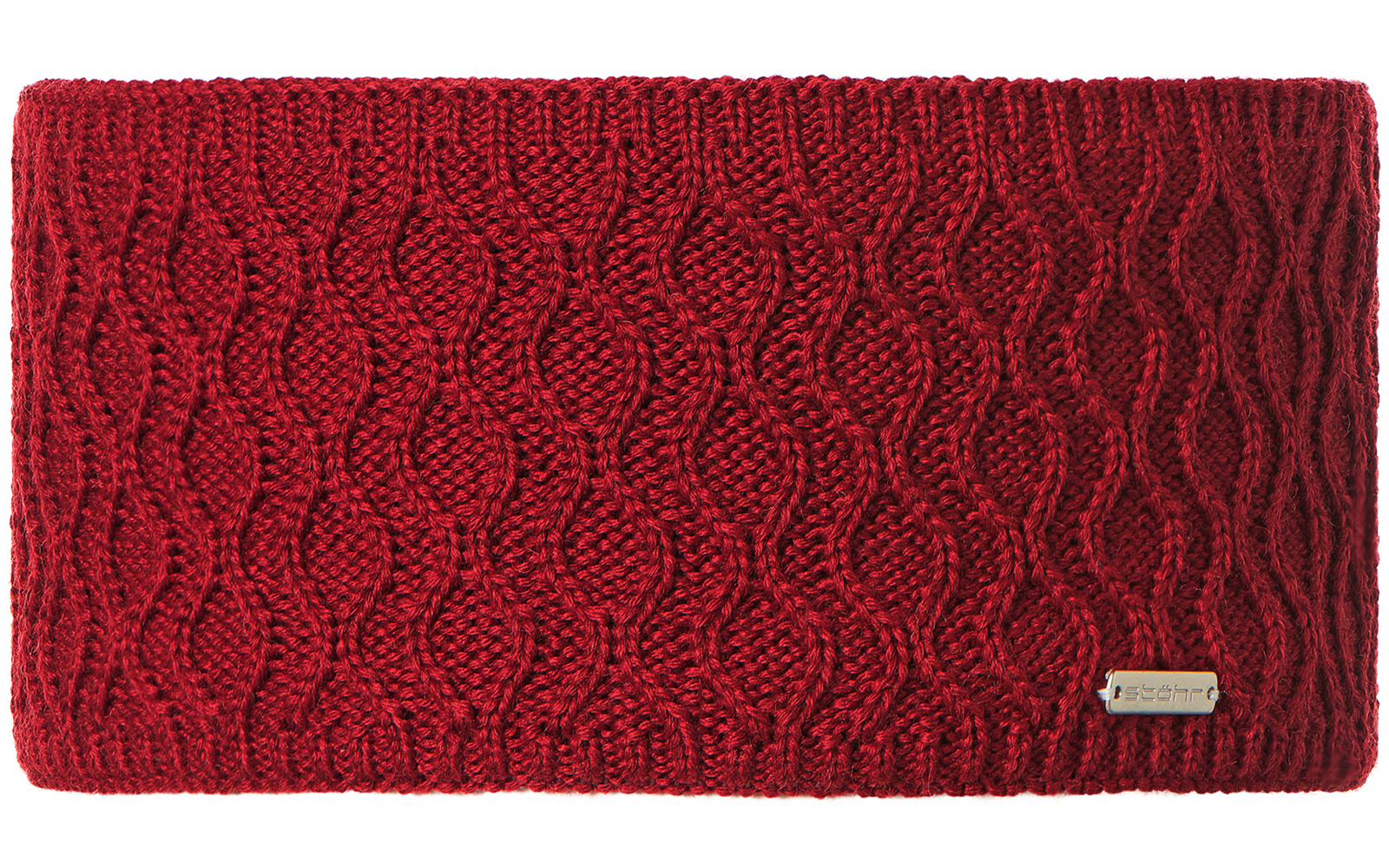 Rotes gestricktes Stirnband mit strukturierter Musterung und einem kleinen Metallschild