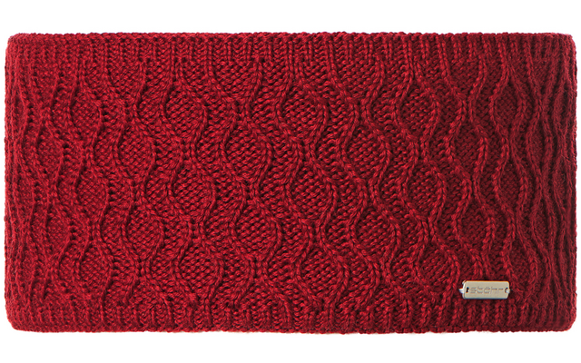Rotes gestricktes Stirnband mit strukturierter Musterung und einem kleinen Metallschild