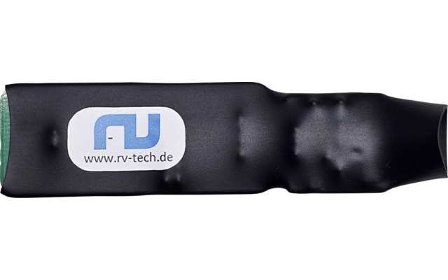 Schwarzes elektronisches Bauteil mit einem weißen Aufkleber und blauer Schrift