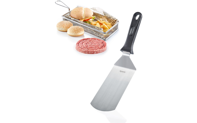 Espátula de acero inoxidable con mango negro; cesta metálica para freír con hamburguesa montada y patatas fritas; dos panes con sésamo; disco de carne rosado-rojo sobre una base de plástico