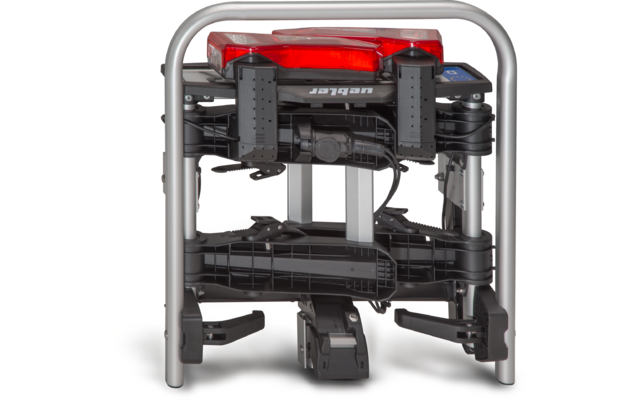 Zusammengeklappter Fahrradträger mit silbernem Metallrahmen, schwarzen Kunststoffteilen und rotem Rücklicht oben