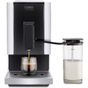 Silber-schwarze Kaffeemaschine mit Schriftzug CASO DESIGN, schwarzer Schlauch vom Auslauf zum transparenten Milchbehälter rechts; Kaffee fließt in ein doppelwandiges Glas mit dunkler und heller Schicht
