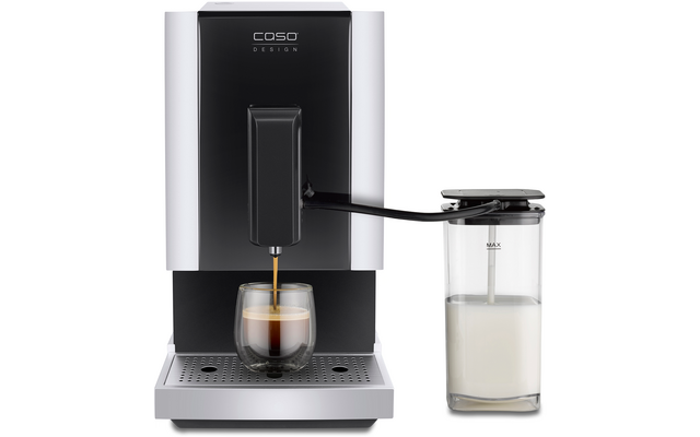 Silber-schwarze Kaffeemaschine mit Schriftzug CASO DESIGN, schwarzer Schlauch vom Auslauf zum transparenten Milchbehälter rechts; Kaffee fließt in ein doppelwandiges Glas mit dunkler und heller Schicht