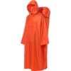 Oranger Regenponcho mit Kapuze und aufgesetzter Fronttasche; dahinter ein orangener Rucksackregenüberzug