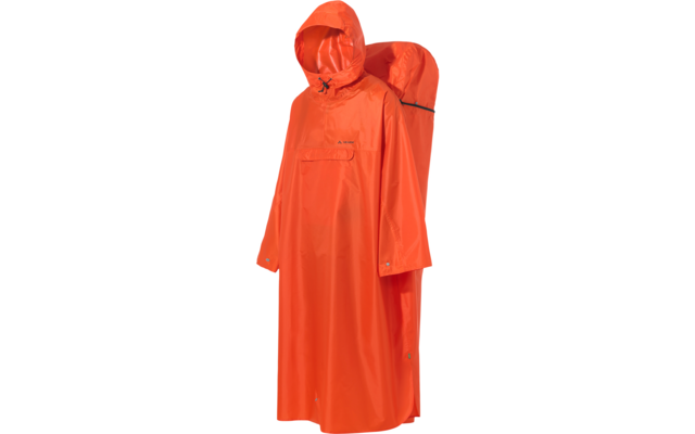 Oranger Regenponcho mit Kapuze und aufgesetzter Fronttasche; dahinter ein orangener Rucksackregenüberzug