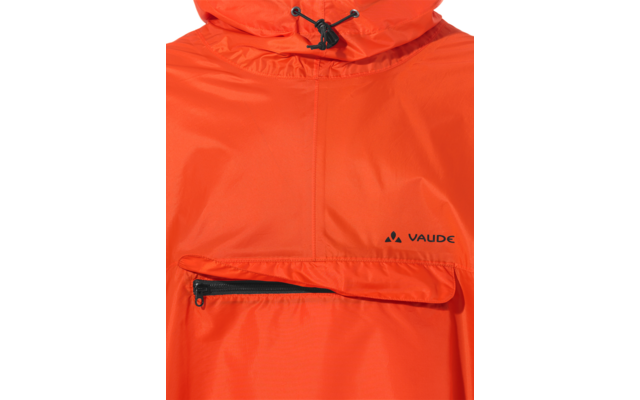 Orange Kapuzenjacke mit Kordelzug, vordere Reißverschlusstasche mit Klappe und schwarzem Reißverschluss, VAUDE-Logo auf der Brust