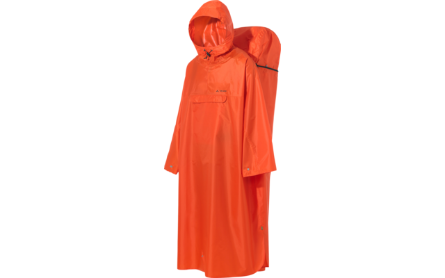 Oranger Regenponcho mit Kapuze und aufgesetzter Fronttasche; dahinter ein orangener Rucksackregenüberzug