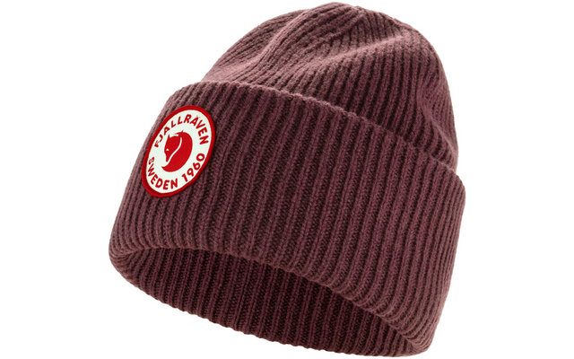 Braune gestrickte Mütze mit einem weißen runden Logo
