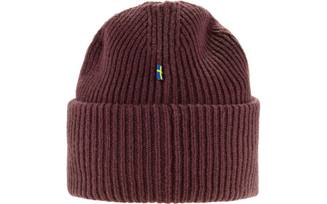 Bordeauxrote, gestrickte Wintermütze mit Umschlag