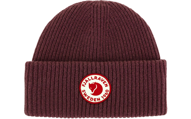 dunkelroter Strickmütze mit aufgesticktem weißen Logo