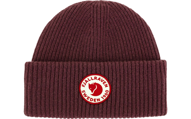 donkerrode gebreide muts met geborduurd wit logo