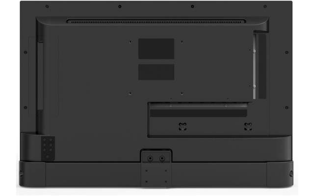 Rückseite eines schwarzen Flachbildschirms mit Lüftungsschlitzen, rechteckigen Aussparungen, Montageplatte und Anschlussfach