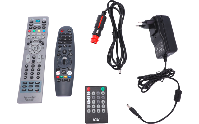 Vier Fernbedienungen und zwei Kabel mit Steckern auf weißem Hintergrund