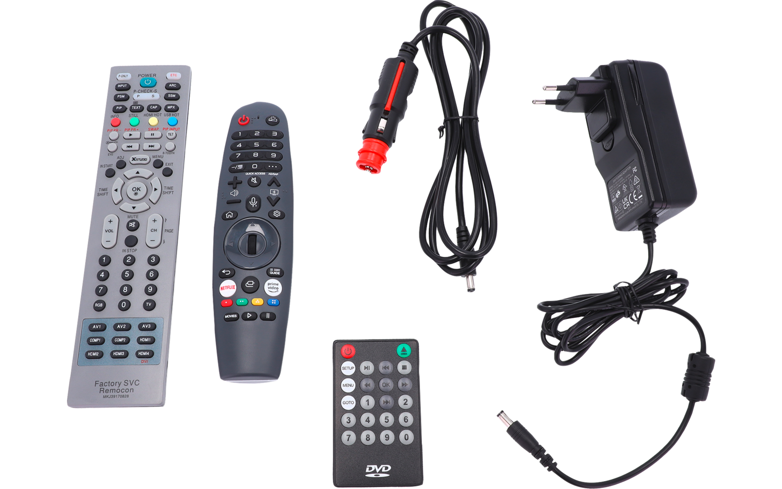 Vier Fernbedienungen und zwei Kabel mit Steckern auf weißem Hintergrund