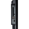 Schwarze Seitenkante eines Geräts mit schmaler vertikaler Schlitz oben, kleinem rundem Loch, zwei übereinanderliegenden rechteckigen USB-Anschlüssen und kleinem rechteckigen Anschluss unten