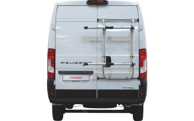 Achteraanzicht van een witte Peugeot-bestelwagen met een op de achterdeuren gemonteerde ladder; achterlichten en het label "FABBRI" zichtbaar