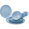 Service de vaisselle bleu clair avec deux tasses, trois assiettes et deux bols sur fond blanc
