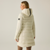 Vista posteriore di una donna con cappotto trapuntato chiaro fino ai fianchi con cappuccio, striscia nera sul retro del cappuccio e toppa nera sulla manica, sfondo chiaro