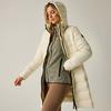 Donna con cappotto trapuntato lungo color crema con cappuccio, aperto sul davanti, maglione grigio strutturato e leggings beige, sfondo neutro