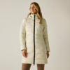 Donna su sfondo chiaro che indossa un cappotto trapuntato beige chiaro con cappuccio e zip nera, lunghezza al ginocchio, pantaloni beige visibili