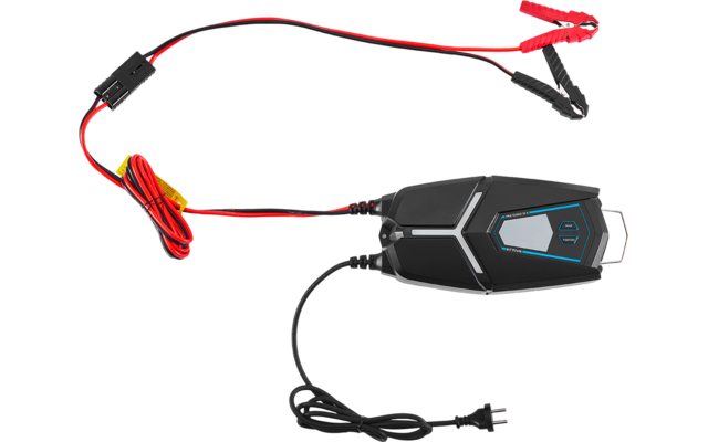 Schwarzes Ladegerät mit blauem Paneel, angeschlossenen roten und schwarzen Polzangen und schwarzem Netzkabel mit Stecker