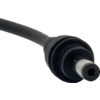 Schwarzes Kabel mit zylindrischem, hohlem Metallstecker auf weißem Hintergrund