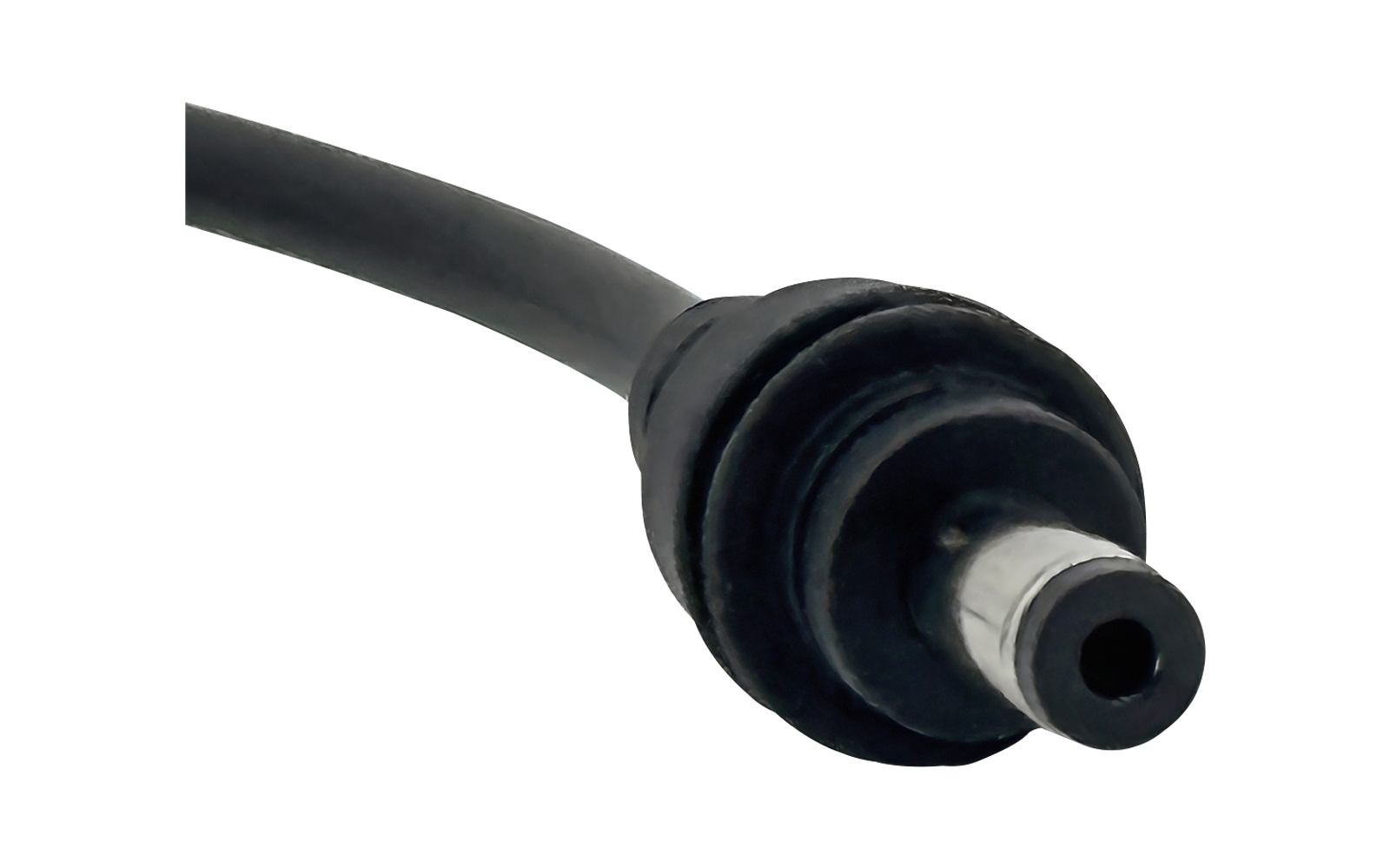 Schwarzes Kabel mit zylindrischem, hohlem Metallstecker auf weißem Hintergrund