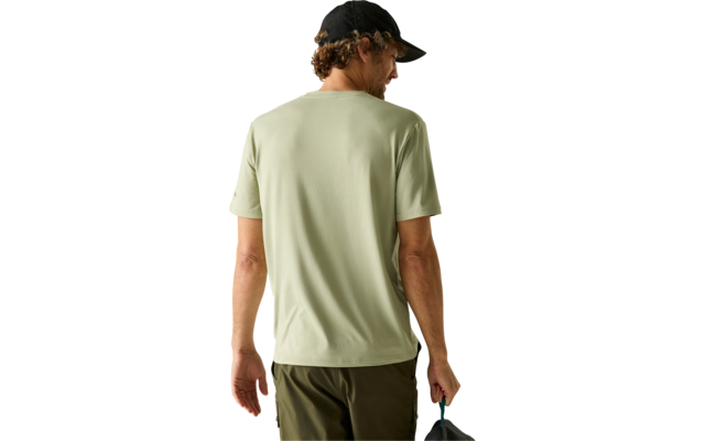 Person von hinten, trägt hellgrünes T‑Shirt, dunkle Hose, schwarze Baseballkappe, hält eine Tasche in der rechten Hand