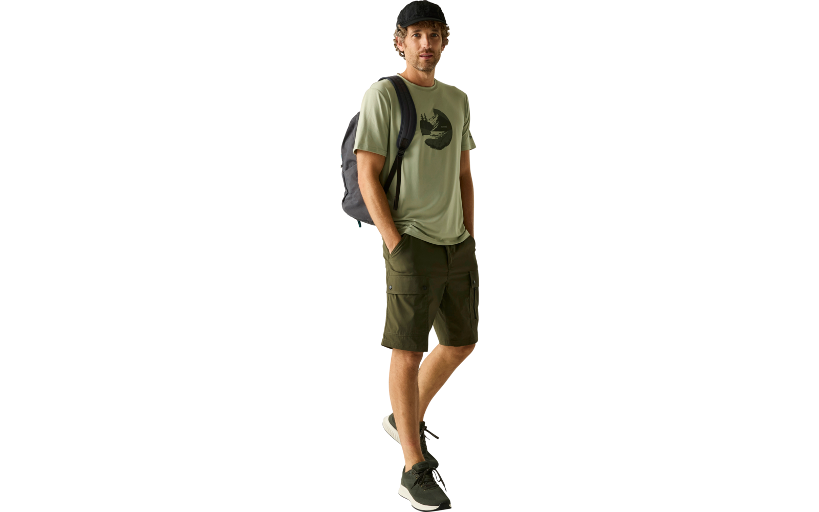 Person mit grünem T‑Shirt mit Blattlogo, olivgrünen Cargoshorts, schwarzer Kappe, grauem Rucksack und schwarzen Sneakers