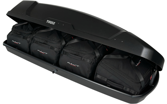 Geöffnete schwarze Thule-Dachbox mit vier schwarzen Reisetaschen