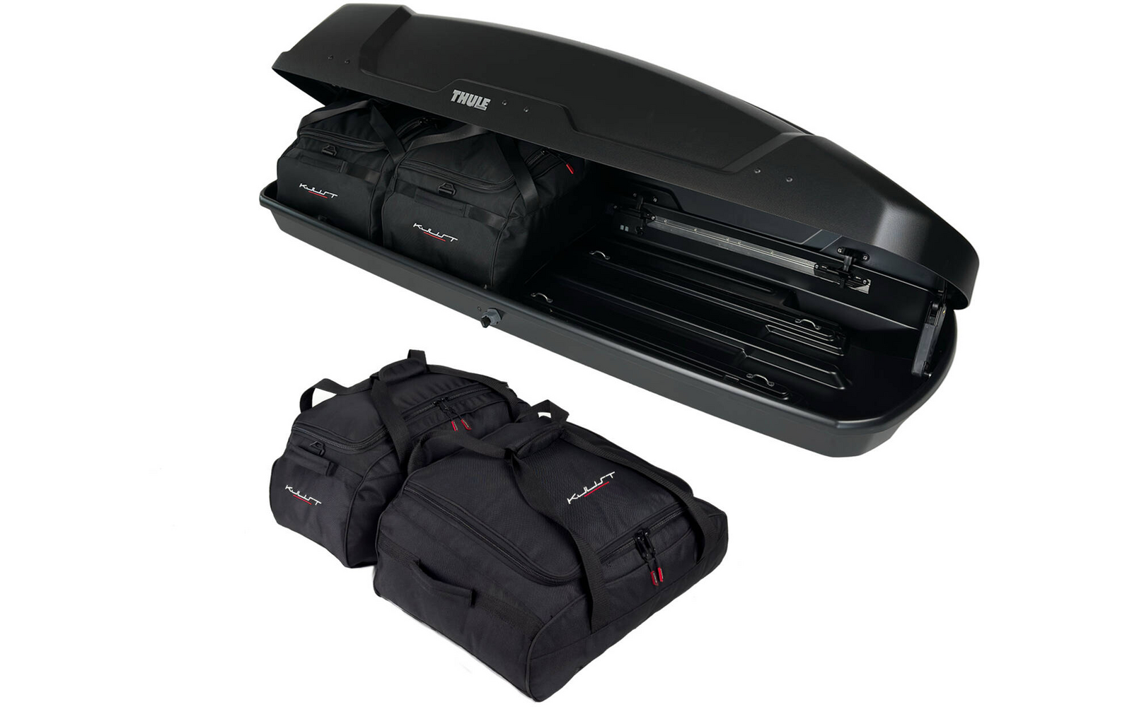 Geöffnete schwarze Dachbox (Marke Thule) mit vier schwarzen Reisetaschen im Inneren und vier weiteren Reisetaschen davor