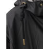 Nahaufnahme eines schwarzen Regencapes mit Kordelzug und goldenen Enden