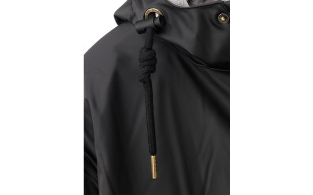 Nahaufnahme eines schwarzen Regencapes mit Kordelzug und goldenen Enden