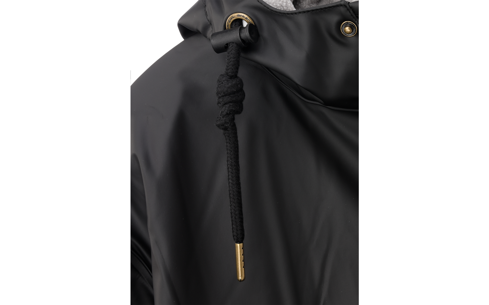 Nahaufnahme eines schwarzen Regencapes mit Kordelzug und goldenen Enden