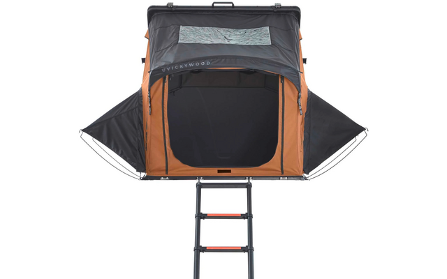 Orangenes und schwarzes Dachzelt mit offenem rechteckigem Eingang, ausgeklappten Seitenplanen, kleinem rechteckigem Oberfenster und ausziehbarer Leiter mit roten Sprossen vor weißem Hintergrund